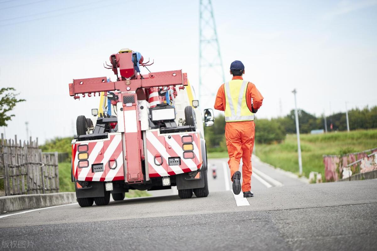 道路救援拖车怎么收费， 行驶途中，道路拖车费用收取标准及相关因素分析!